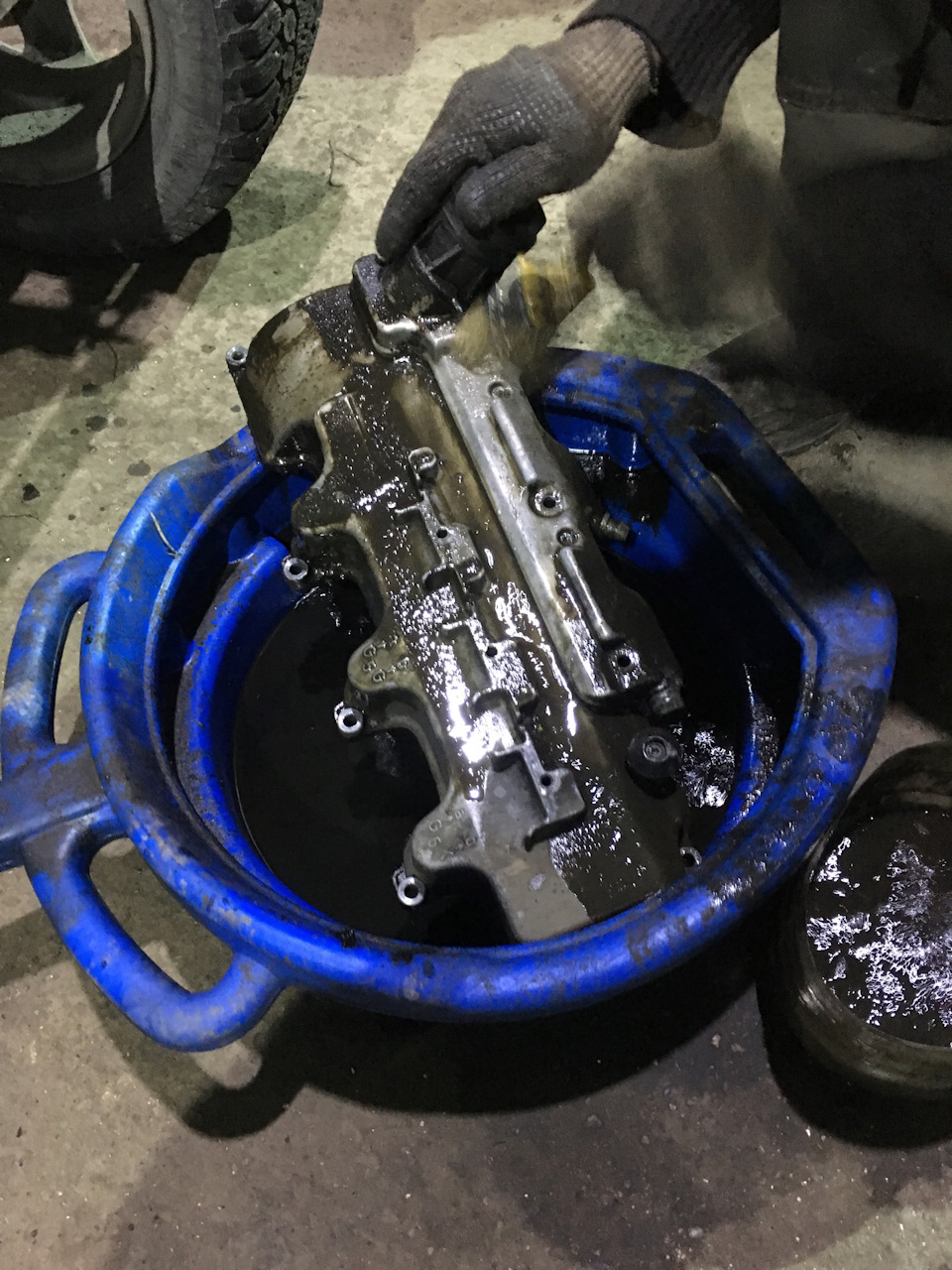 Чистка вентиляции картера (ВКГ), установка электропомпы — Mercedes-Benz ...