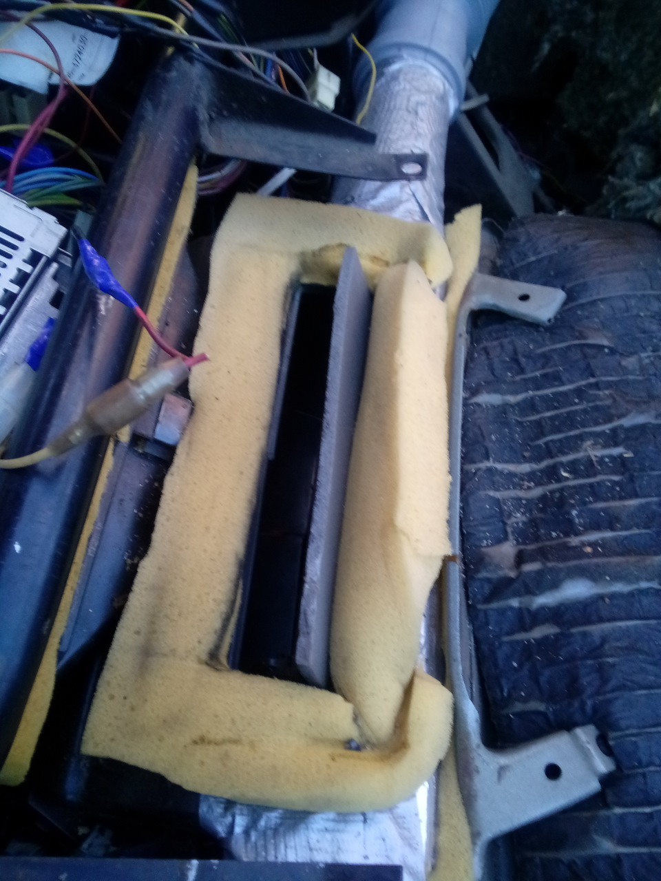 Заслонка открыта полностью но дует в половину, чрезмерно грея изгиб воздуховода — Lada 2120 Надежда