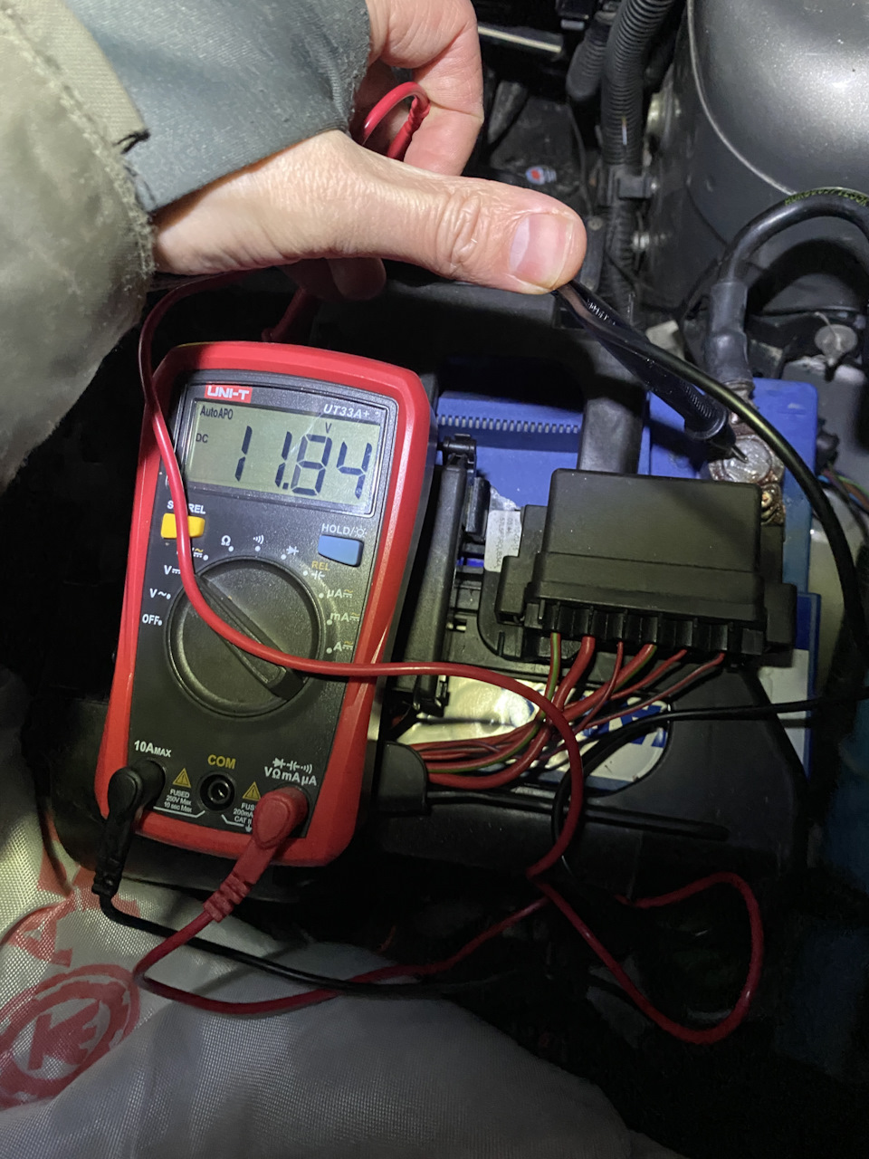 Заряд АКБ с одетыми клеммами — Skoda Fabia Mk2