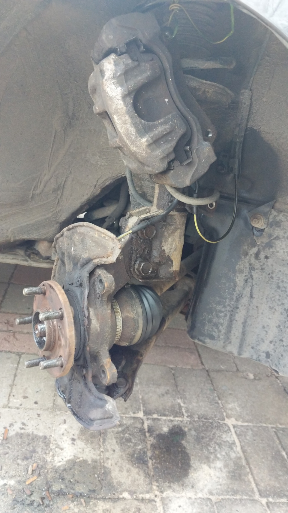 Ступичный подшипник правый передний — Toyota Corolla Verso, 1,6 л, 2004 ...
