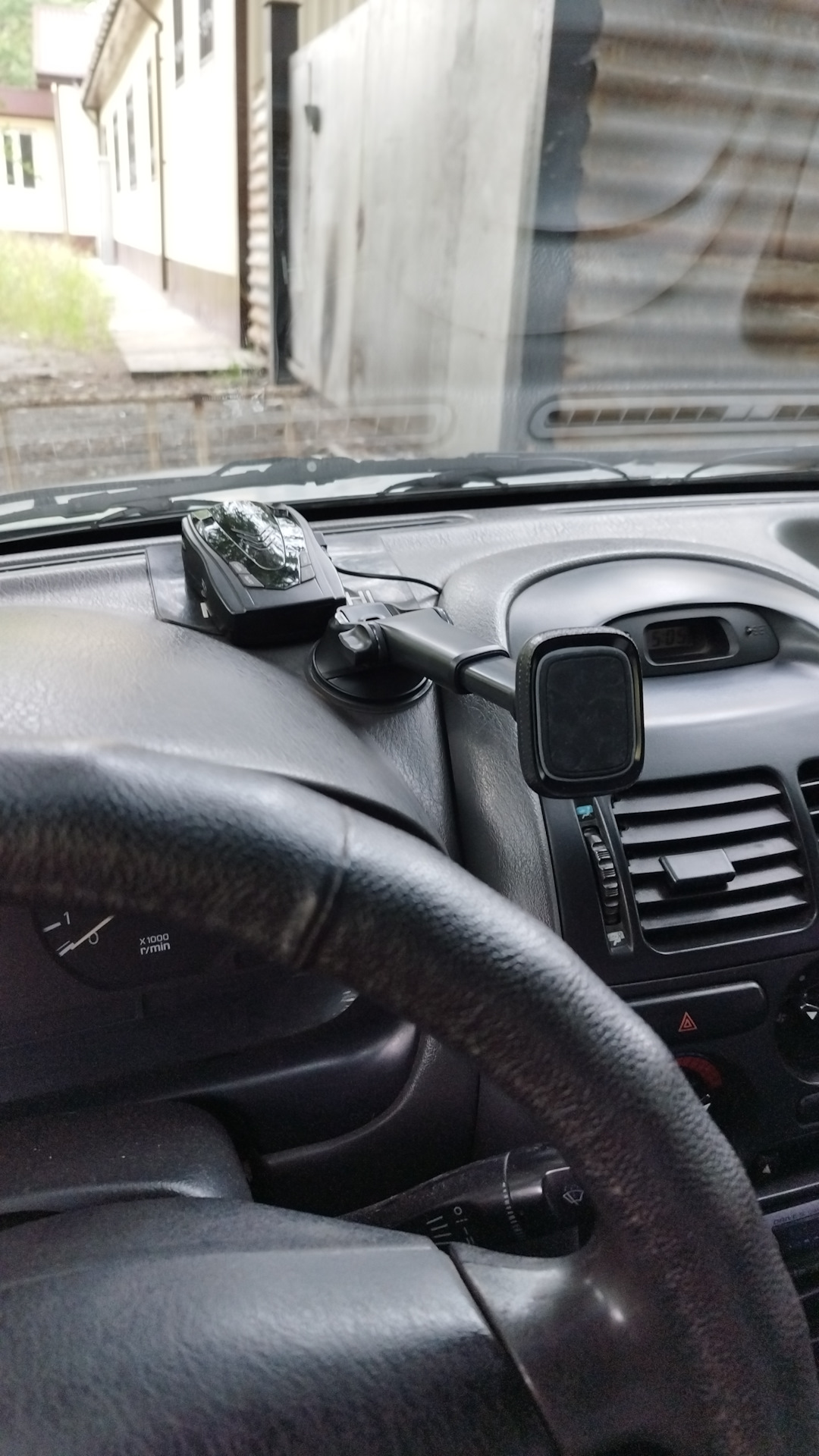 Держатель для телефона — Mitsubishi Carisma, 1,6 л, 1997 года ...