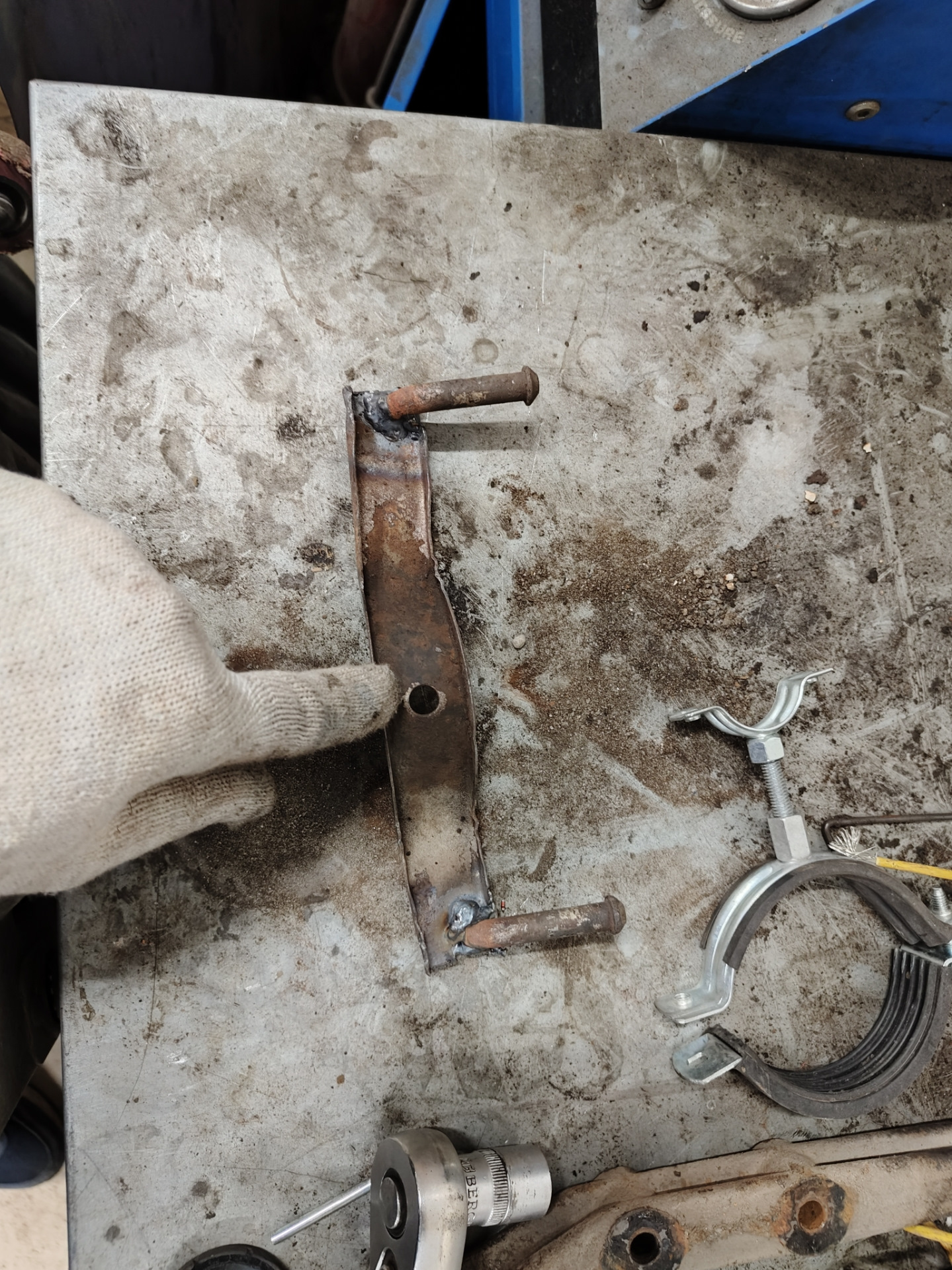 Замена гофры и удаление ржавчины с днища — KIA Rio (2G), 1,4 л, 2011 ...