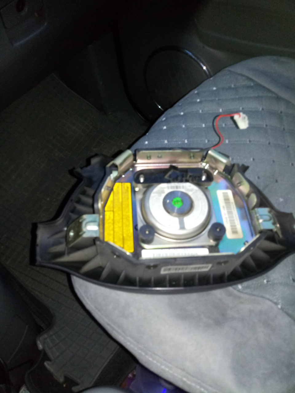 Собственно сама подушка. Ставим ее на место, и фиксируем четырьмя болтами. — KIA Carnival (1G)