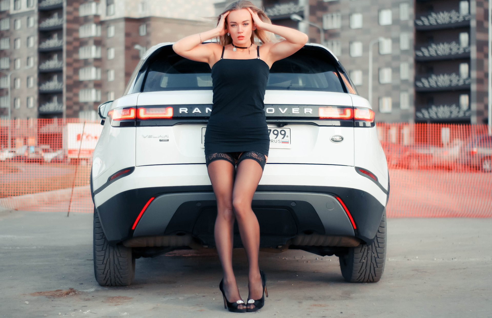 Velar range Rover и девушка