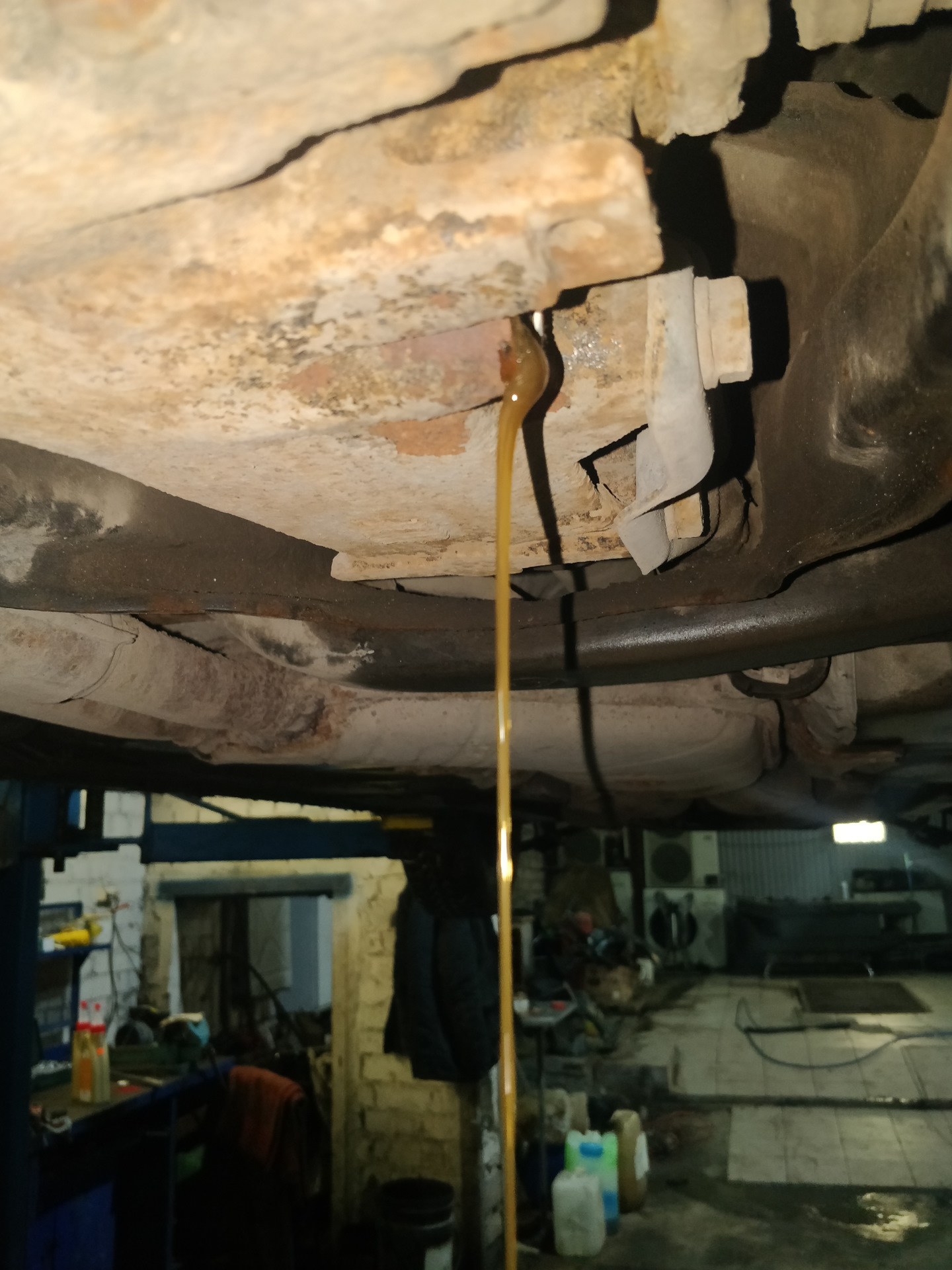 Замена масла в редукторе — BMW 7 series (E32), 3 л, 1993 года | визит ...