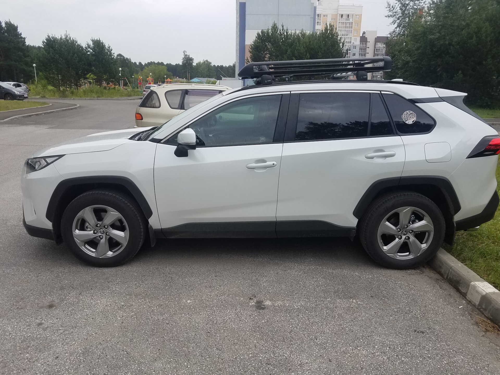 Стекло тойота рав 4. Рав 4 2021. Toyota rav4 2020 зеленый. Тойота рав 4 тонировка. Тойота рав 4 2020 белый тонированный.