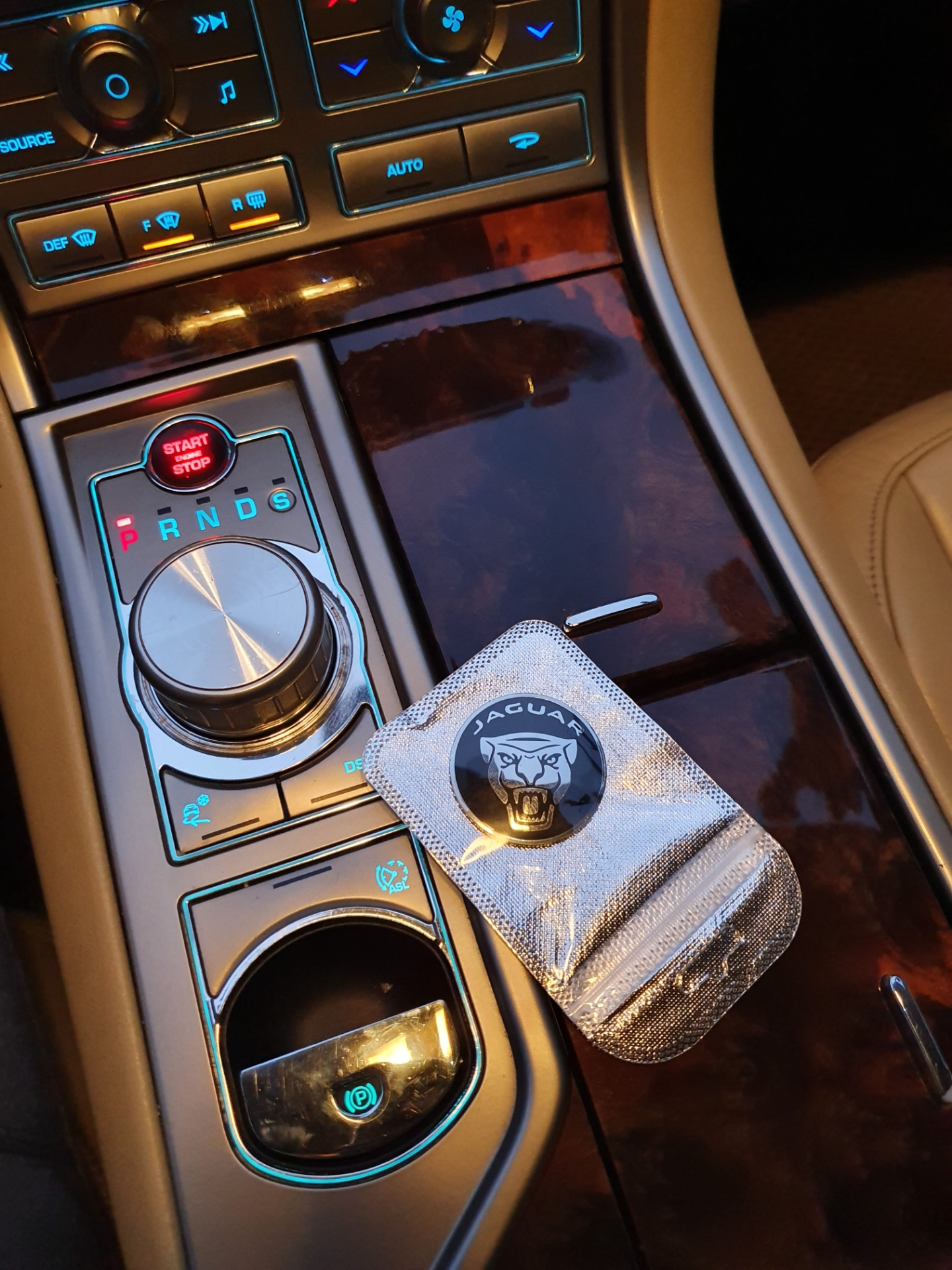 Ремонт шайбы jaguar xf. Шайба ягуар xf. Ягуар шайба. Ягуар шайба. Ручка кпп на ягуар xf.