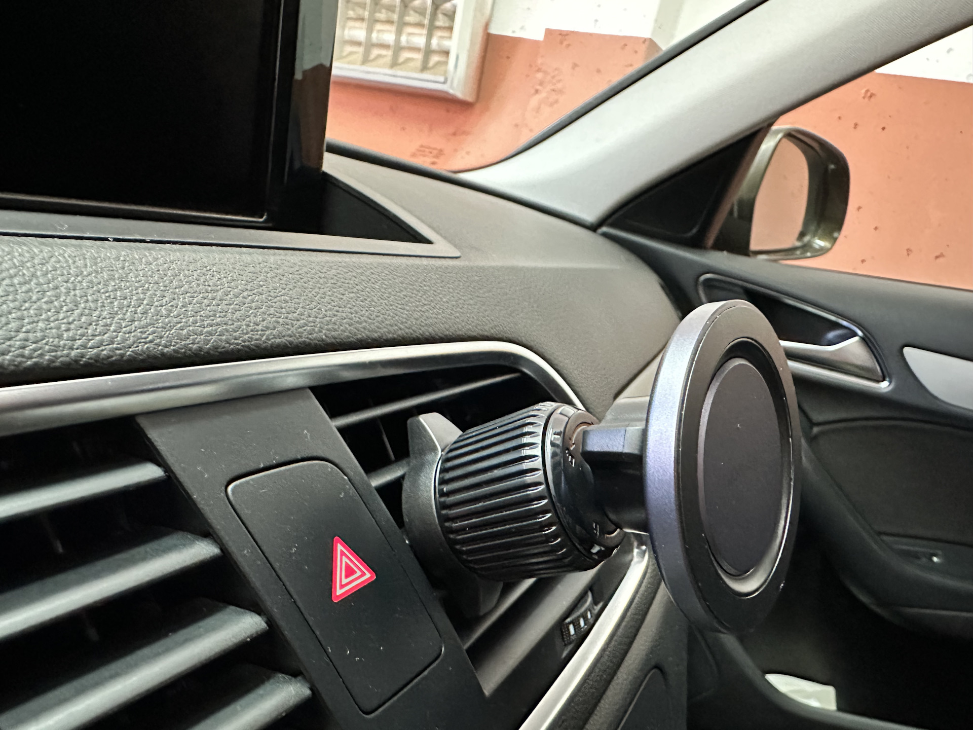 Щетки стеклоочистителя, обратный клапан и держатель для телефона ...