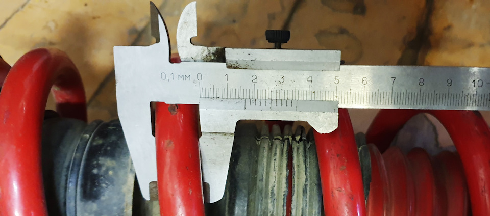 А вот передняя пружина Battlez наоборот на миллиметр тоньше и виток меньше ранее установленных. — Mitsubishi Pajero (3G)