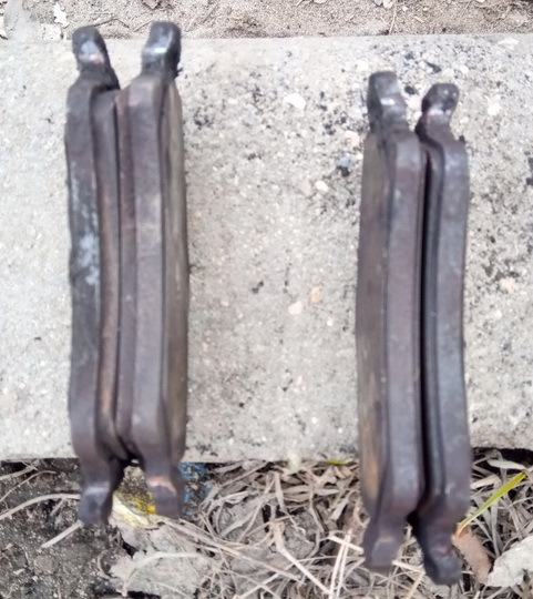 Снятые колодки, слева левый комплект справа правый. Правые на 1 мм больше сточились, но внешние и внутренние примерно равномерно. — Ford Galaxy (Mk III)