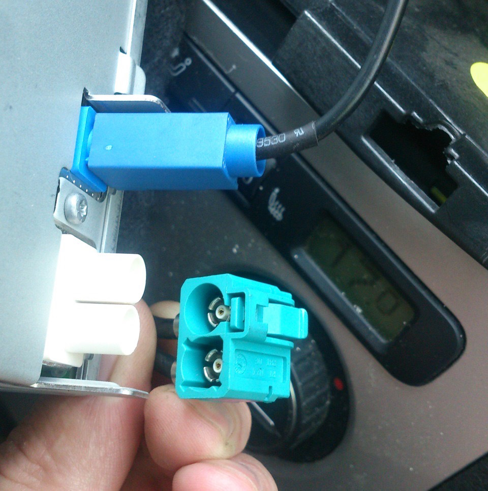 Двойной разъём антен — Volkswagen Passat B6