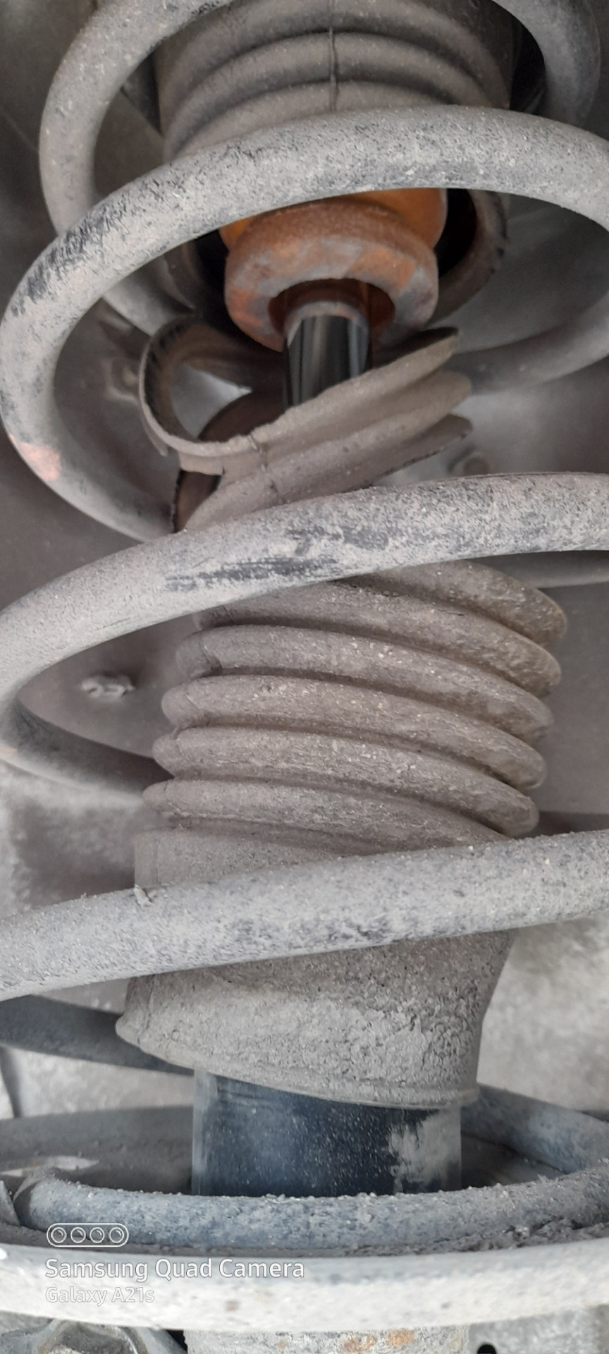 Замена пыльника амортизатора — Toyota Yaris (p2), 1,3 л, 2008 года ...