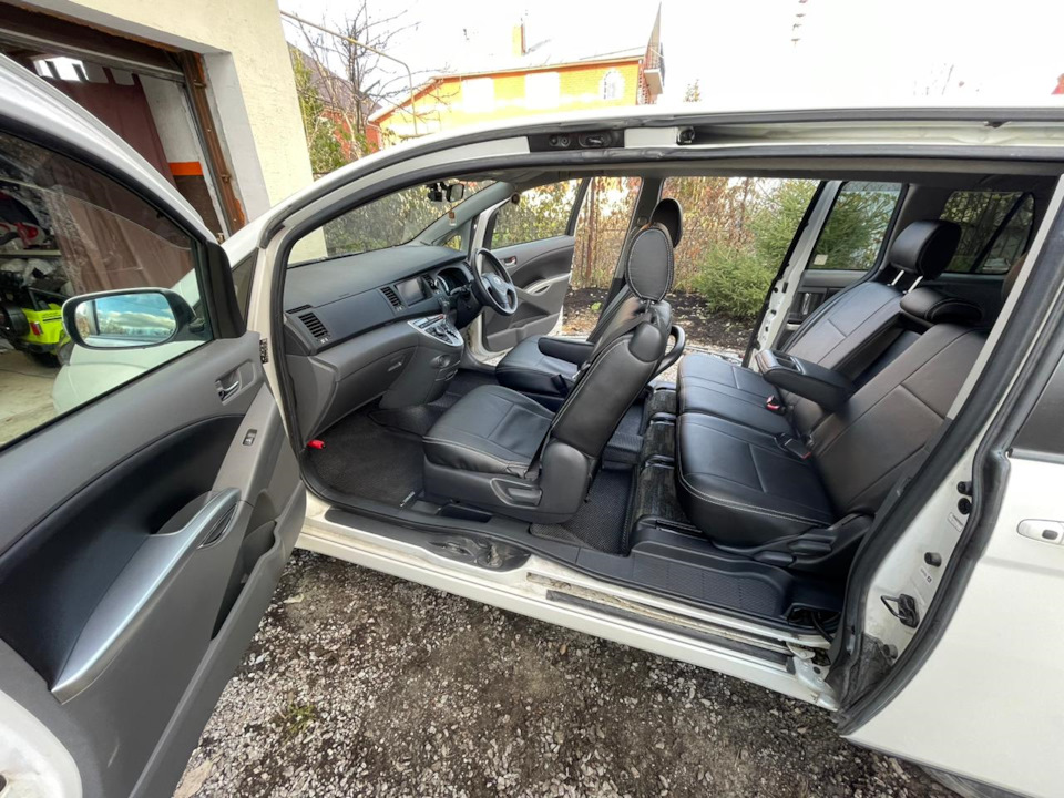 Обновленный салон, почти black — Toyota Isis, 1,8 л, 2010 года ...