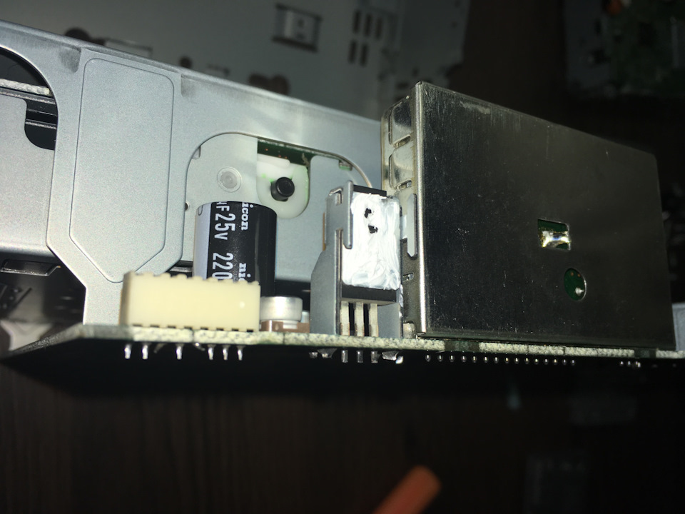 Затем собираем магнитолу, мажем термопасту на резисторы. — Volvo C30