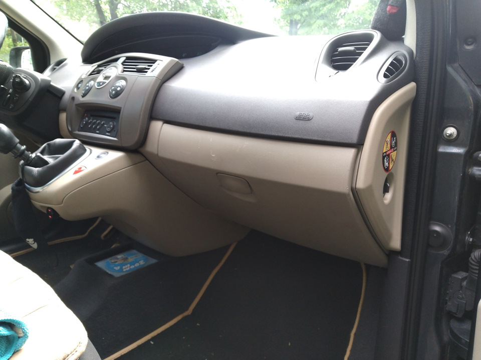 Сломалась ручка бардачка — замена — Renault Scenic II, 1,5 л, 2008 года ...
