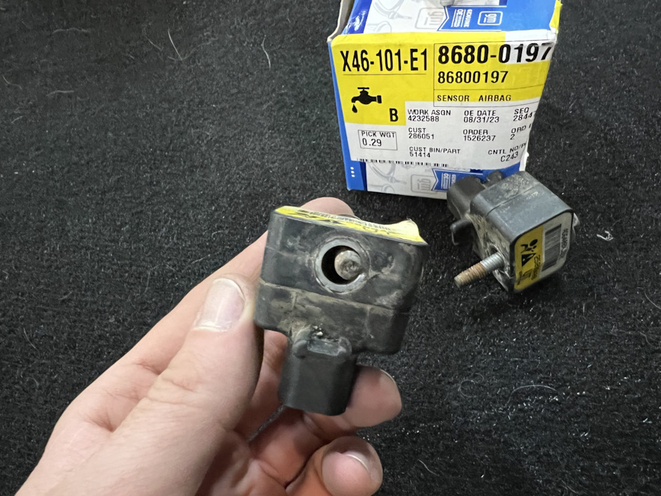 Неисправный датчик — Cadillac Escalade (3G). Запчасти на фото: 86800197, 1526237