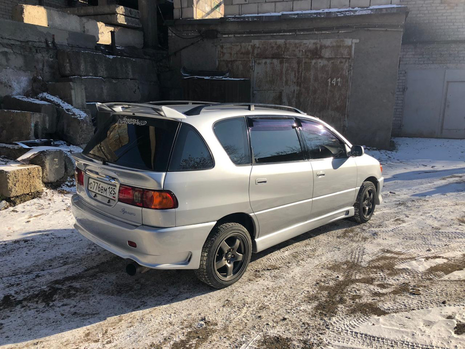 Сахком барахолка. Тойота т190. Тойота Ипсум вид сбоку. Сахком авто. Накладки на окна собачника Ипсум 10.