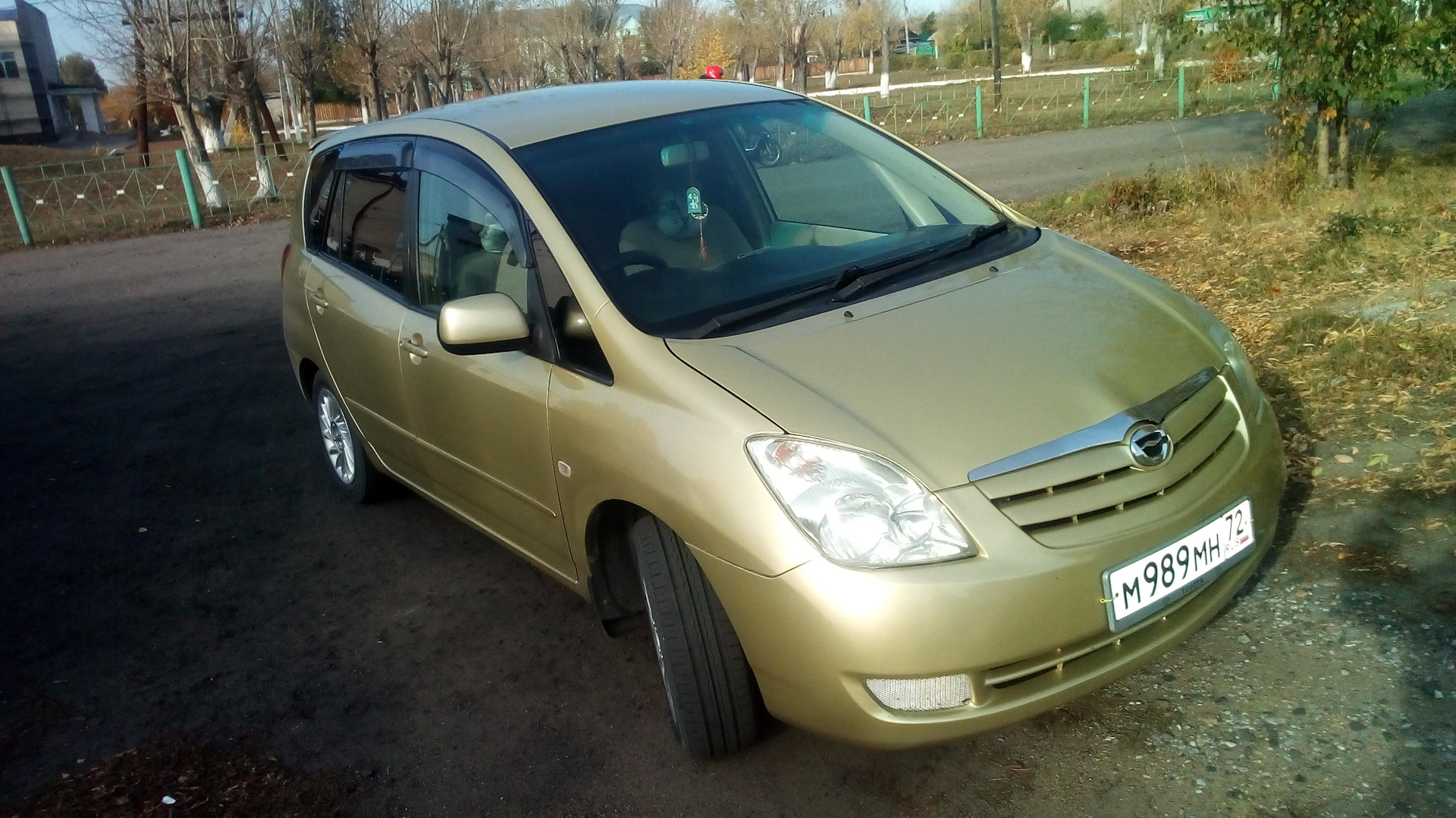 Авито частные фото. Toyota Corolla Spacio , 2001 год. Тойота Спасио 2001 года 1.8. Toyota Spacio золотого цвета. Спаська машина.