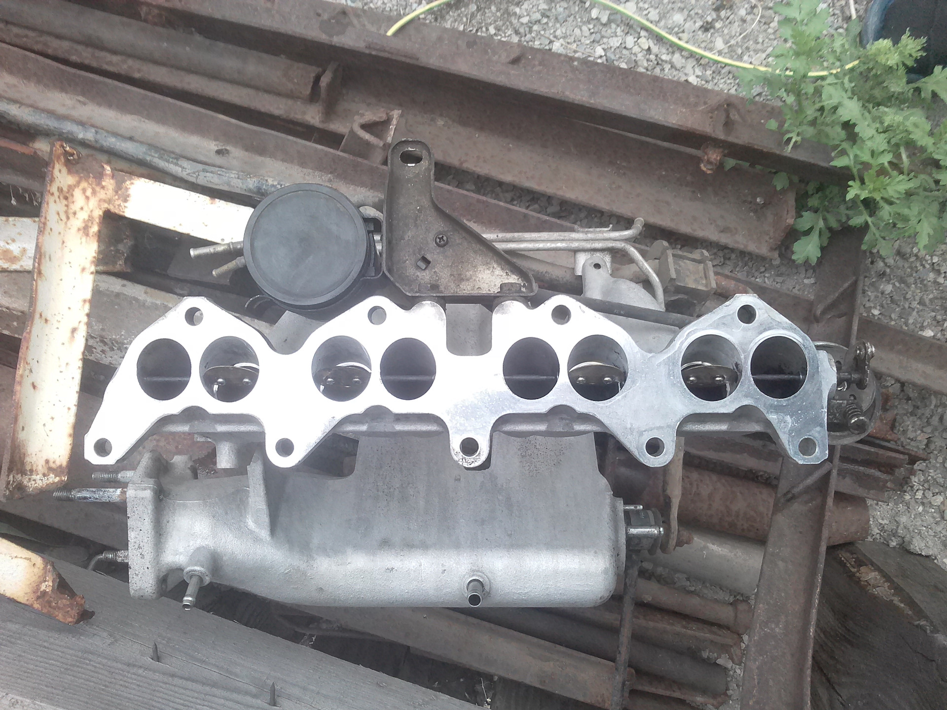6 снятие впускного коллектора. 4. Впускной коллектор ваз 2112. Разборка впускного коллектора. Разборка впускного коллектора.