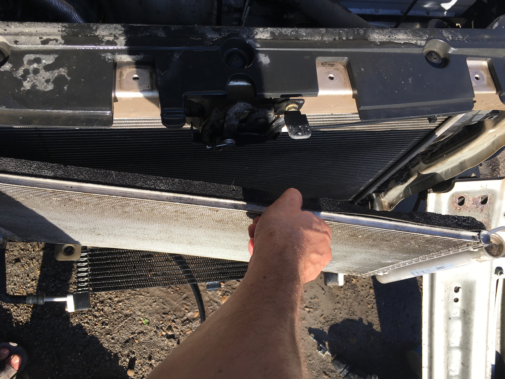 снять радиатор джили