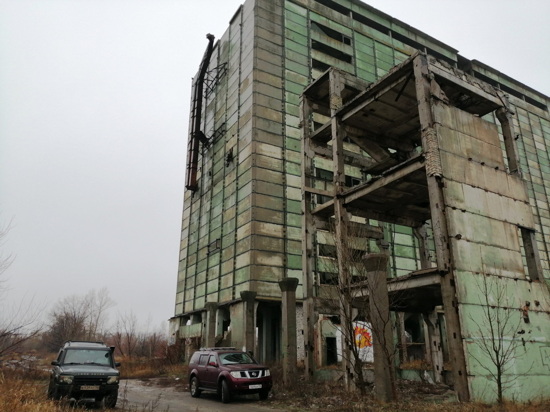 Элеватор красноярск заброшенный. Воронежские заброшки. Воронежские заброшки. Заброшенная территория. Заброшенные здания в воронеже.