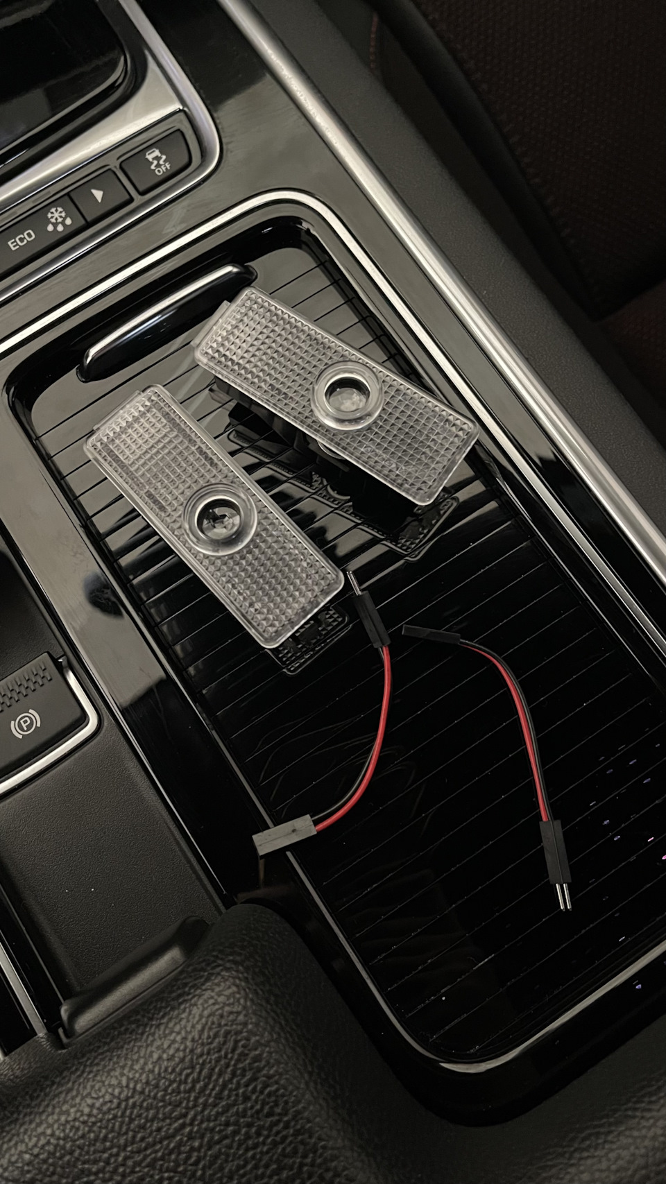 Подсветка дверей с логотипом. — Jaguar XE, 2 л, 2017 года | аксессуары ...
