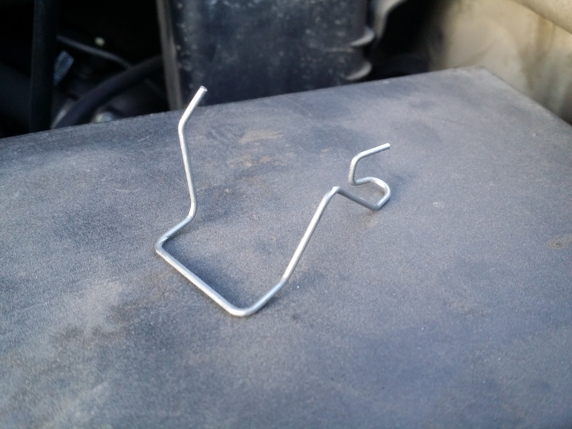 Пружина-фиксатор лампы ближнего света(h7). Фиксатор крепления лампочки. Пружинный зажим лампы h7. Прижимная пружина лампы h1. Фиксатор клипсы лампы h7 nissan.