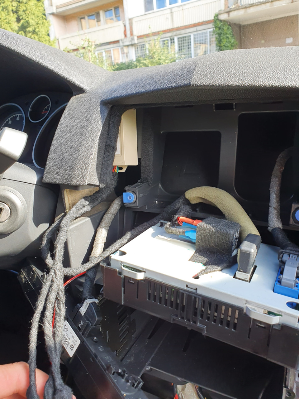 адаптер также закрепил слева от дисплея — Opel Astra H