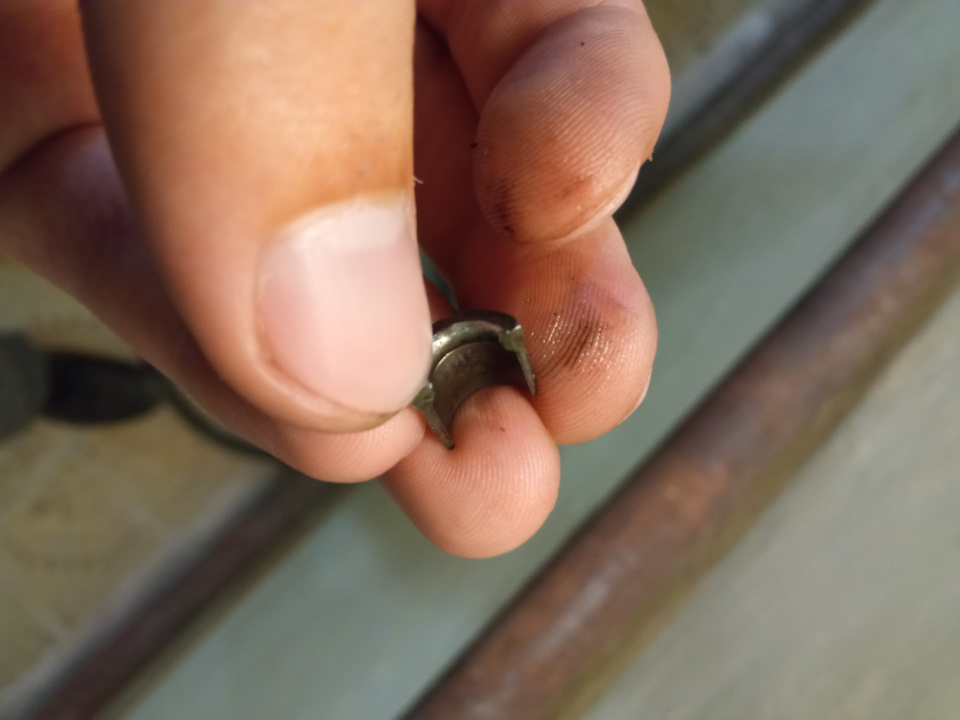 Также он. Не забываем распредвал хорошо закрыть тряпками: сливные отверстия для масла (большие для сухаря) прямо под ним. — ЗАЗ 1103