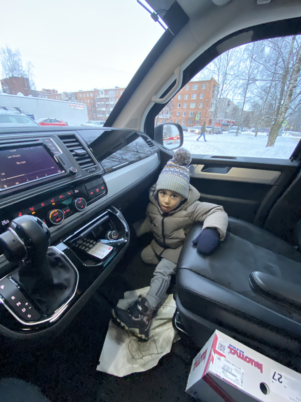 Главный кто может поцарапать машину, это мой любимы племянник, летом катаясь на своём электромобиле )) — Volkswagen Multivan (T6)