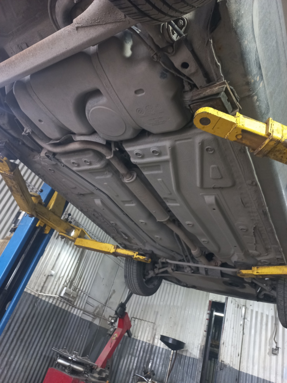 Замена тросиков ручника и задних колодок — Lada Гранта, 1,6 л, 2012 ...