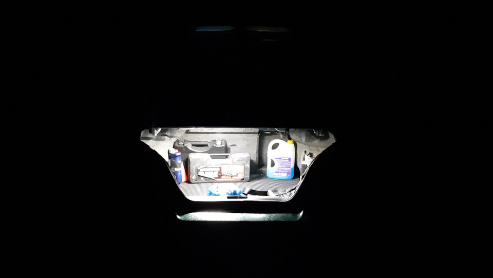 Подсветка в багажнике. Аля прожектор Пэрис Хилтон — Mitsubishi Galant ...