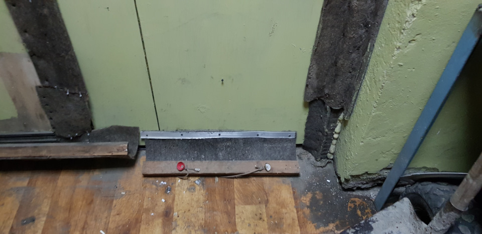 Слов нет, одни эмоции ;) КТО на что горазд или Утепление щелей гаражных ...