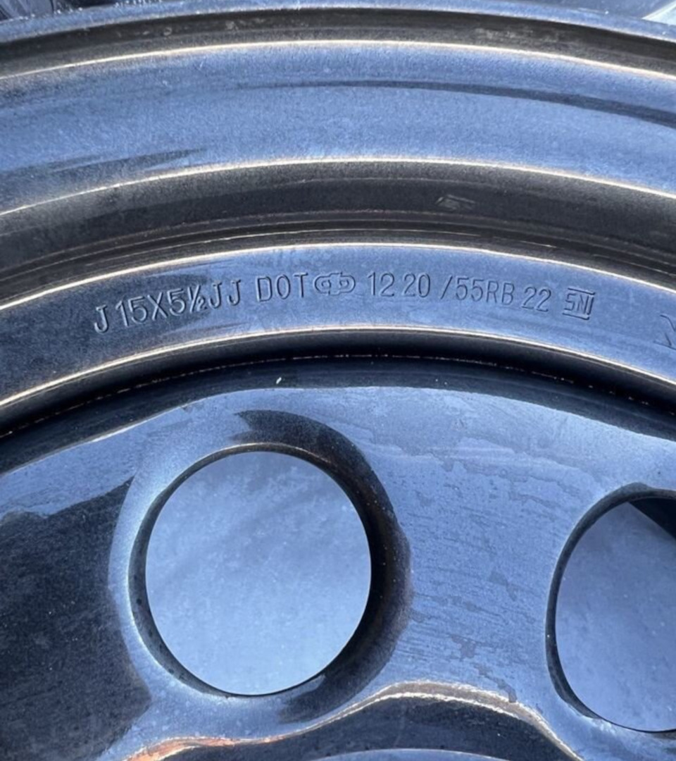 желтые литые диски. неохром краска. литые диски r10. диски в разные стороны. диски на машину.