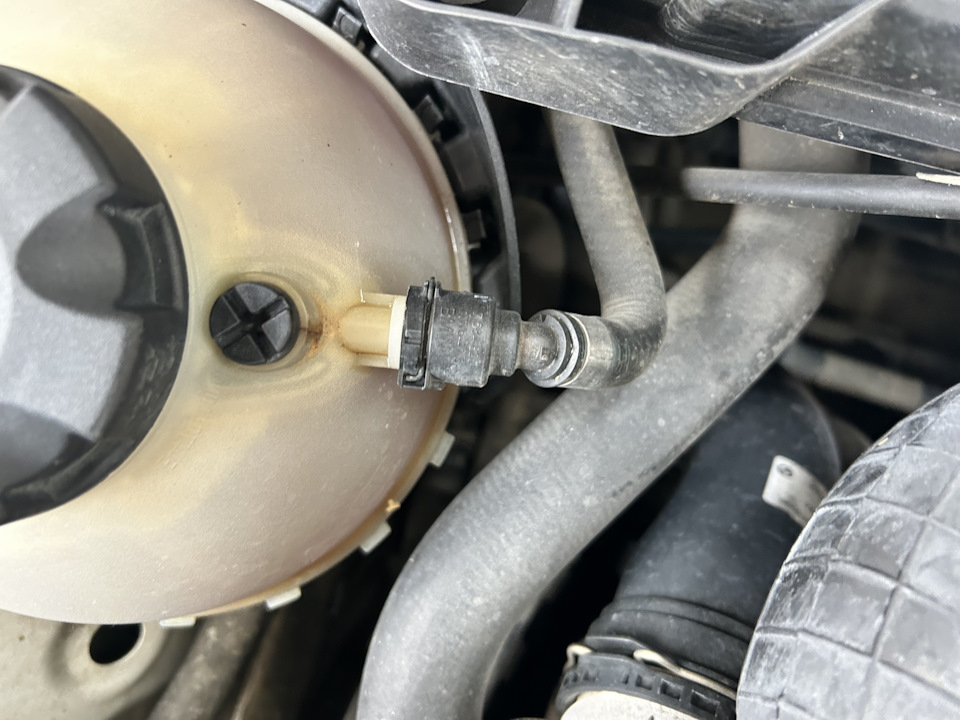 Замена расширительного бачка — BMW 3 series (F30), 1,6 л, 2014 года ...