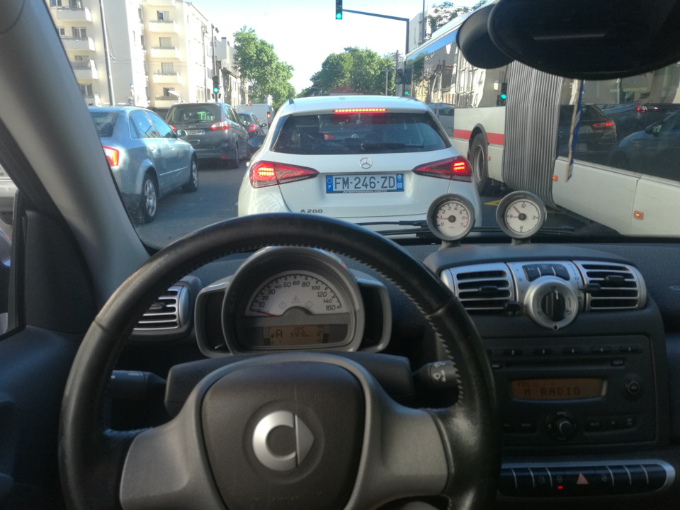 Мне понадобилось какое-то время чтобы привыкнуть к его очень резкому газу и очень тугому тормозу. Комбинация, скажу я вам, еще та. Как я только не влюбился в кого-нибудь сзади… Потом, когда я снова пересел на А4, поначалу втапливал тормоз и подофигевал от перегрузки :) Ведь тормоз на А4 резкий как понос… — Audi A4 (B9)