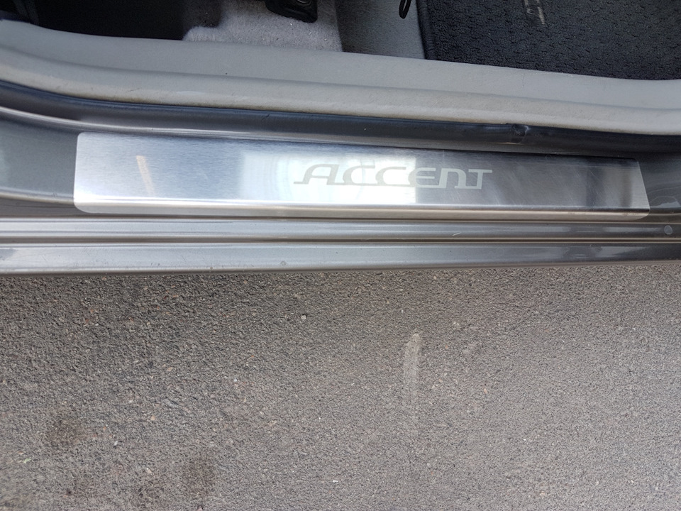 Накладки на пороги — Hyundai Accent (3G), 1,6 л, 2008 года | аксессуары ...