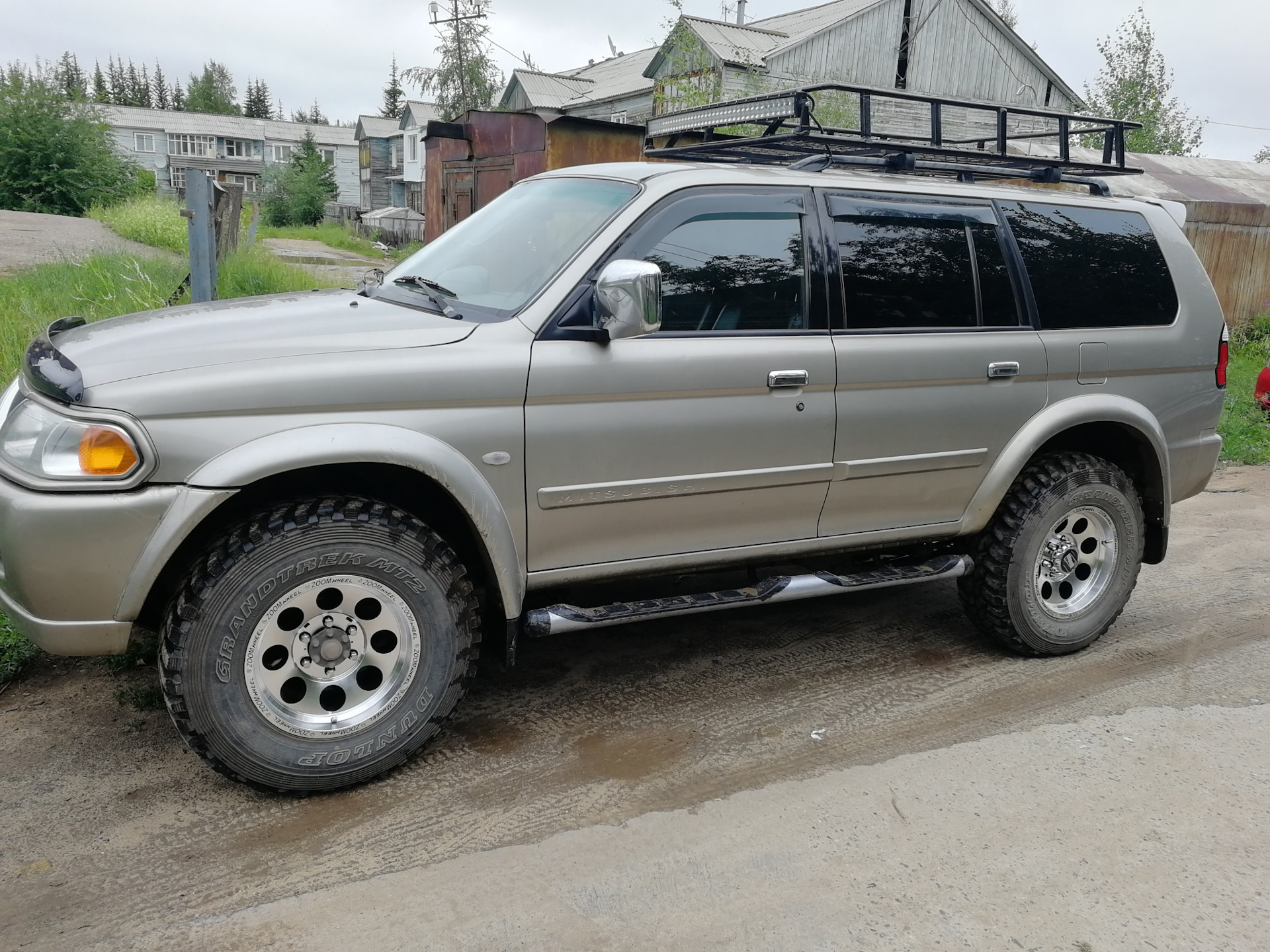 Диски паджеро спорт. Диски Mitsubishi Pajero Sport 1. Mitsubishi Pajero Sport 1g. Mitsubishi Montero Sport 2006. Колеса на Мицубиси Паджеро спорт 1.