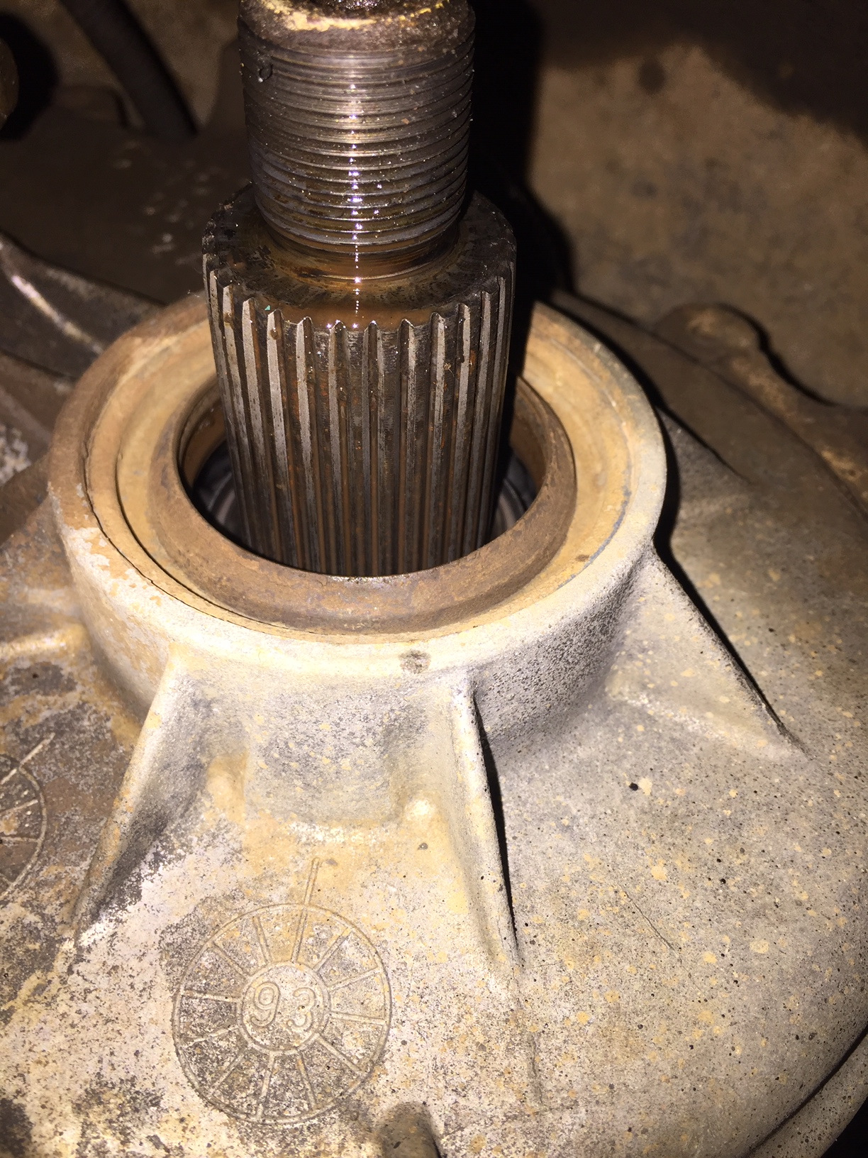 Подшипник хвостовика уаз буханка передний мост. Люфт хвостовика заднего моста камаз 65115. Болтается хвостовик. Хвостовик заднего редуктора газель болтается. Подшипник хвостовика раздатки уаз 469.