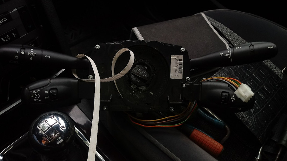 Подрулевой шлейф для мультируля suzuki sx4 2008. Рулевой шлейф тигуан 2012. Разобрать подрулевой переключатель мерседес g500. Замена подрулевого блока. Подрулевой шлейф шкода октавия а5.