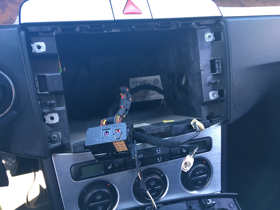 Вытащили магнитолу, подтянули проводку поближе. — Volkswagen Passat B6