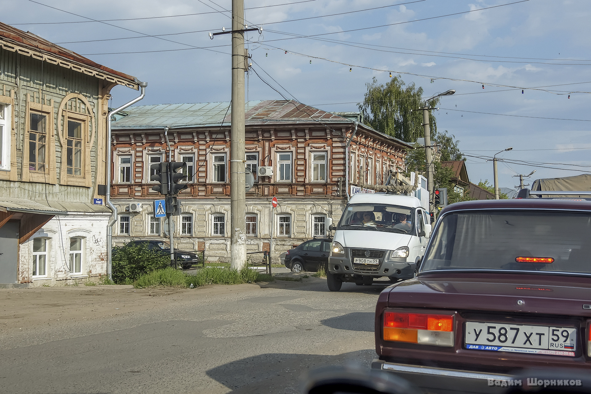 Памятник автомобилю труженику. Желтая машина в кунгуре. Кунгура машина. Памятник никитке летуну кунгур. Кунгурские машины.
