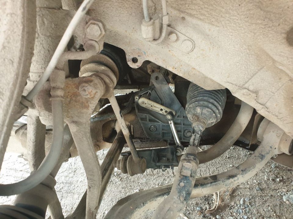 Датчик встал на место, два болта на 10, коих у меня много от скатов. Резьбы были засраты, прогнал прочистил. Хомут на стаб конечно не без труда встал, не лезет да и сам хомут хитро собирается, но поставил, затянул, все тот же там болт на 10, но он уже был конечно сразу, не искал. — Mazda 6 (1G) GG