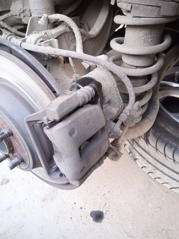 Замоченные WD-шкой болты направляющих суппорта — Ford Galaxy (Mk III)