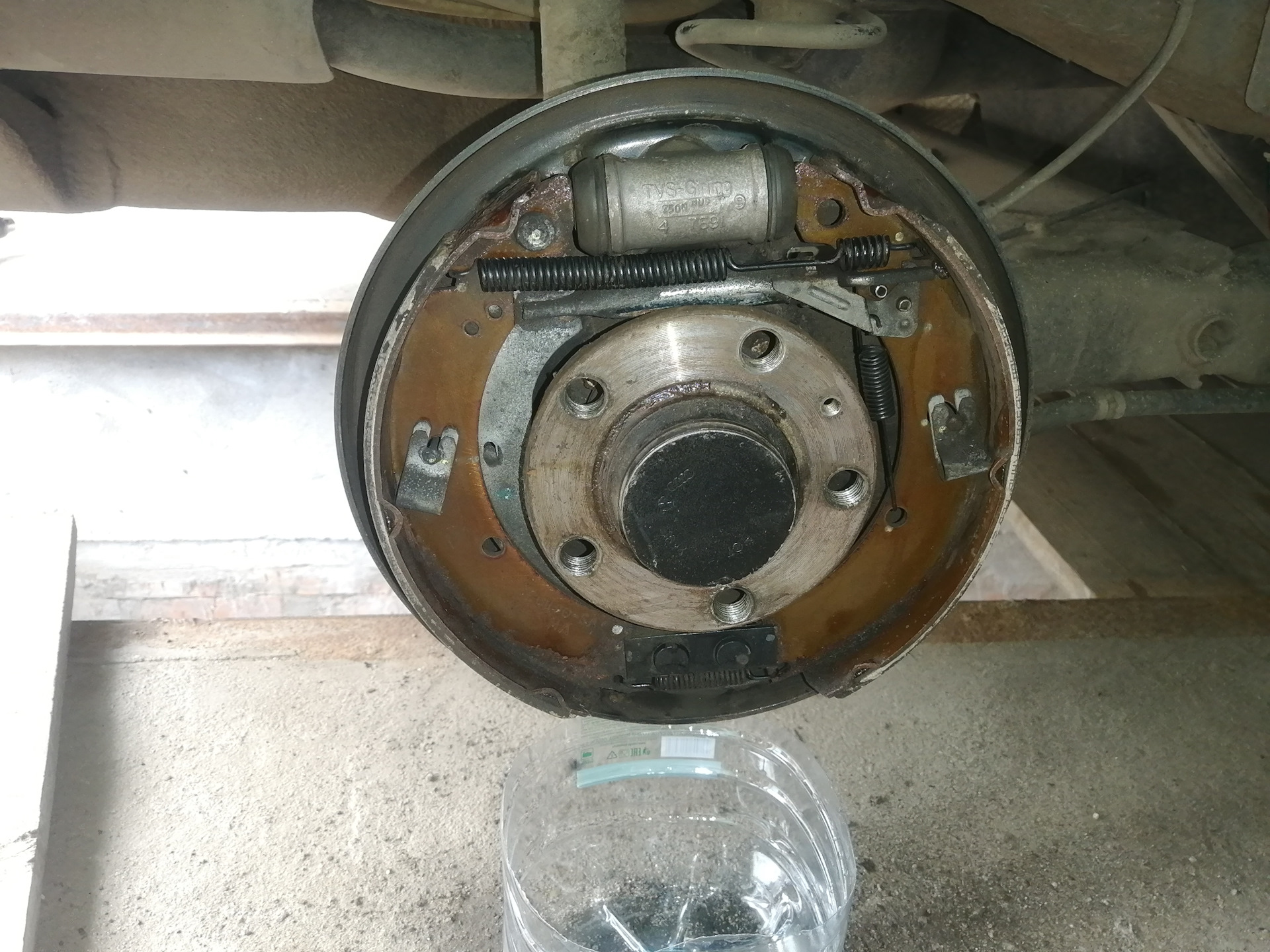 фольксваген поло задние колодки барабан. снять тормозной барабан поло. снять тормозной барабан поло. барабан тормозной г-53 задний. задние тормоза фольксваген поло барабанные.