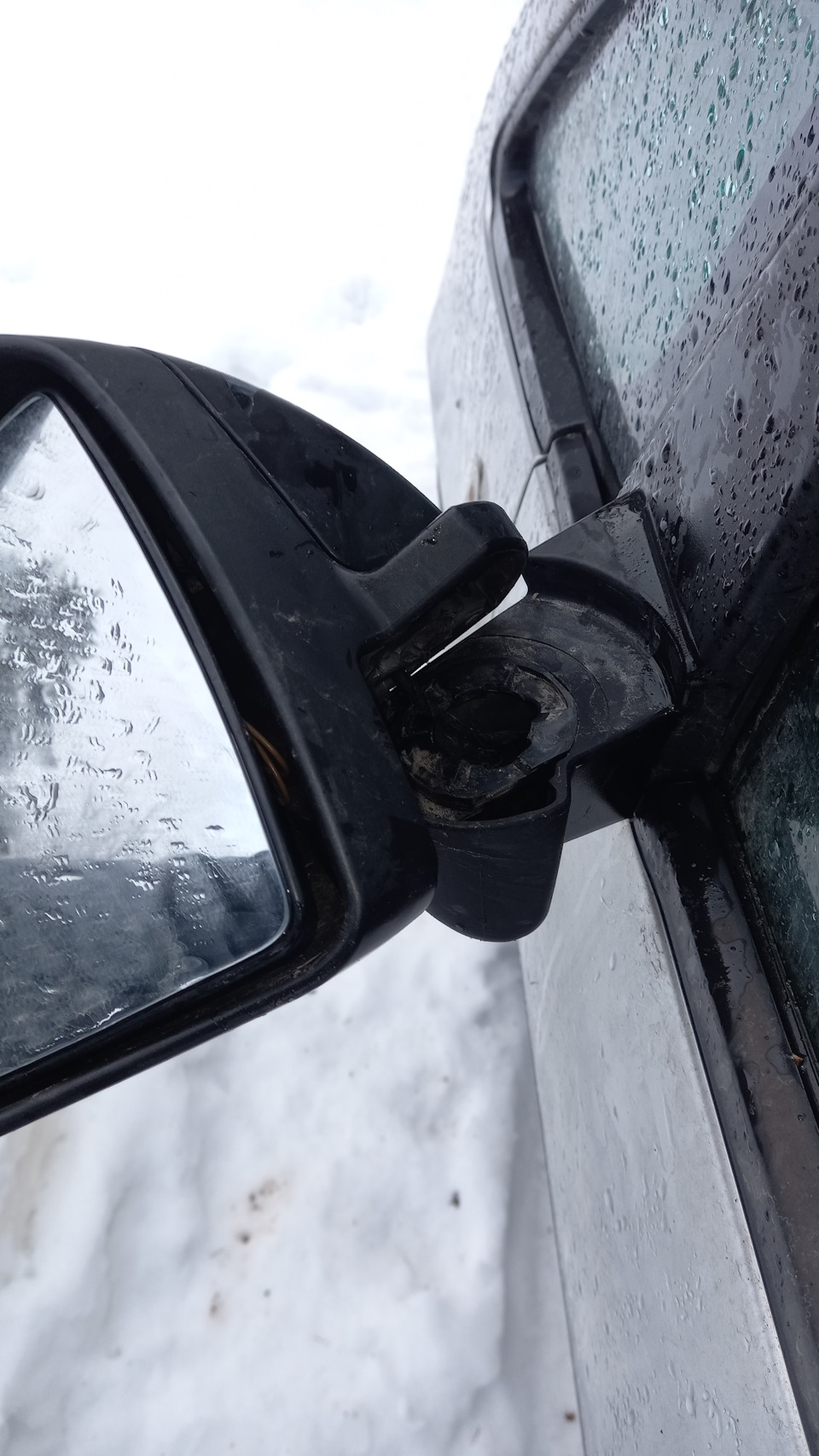 Отвалилось зеркало левое — Mitsubishi Colt VI, 1,3 л, 2006 года ...