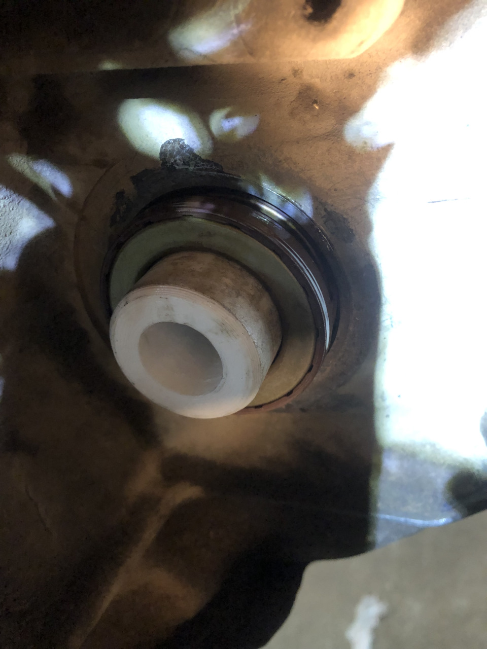 Направляющая сальника — Volvo XC70 II