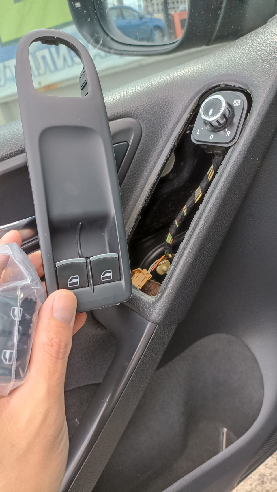 #82 Замена кнопок стеклоподъёмника — Volkswagen Golf Mk6, 1,4 л., 2010 ...