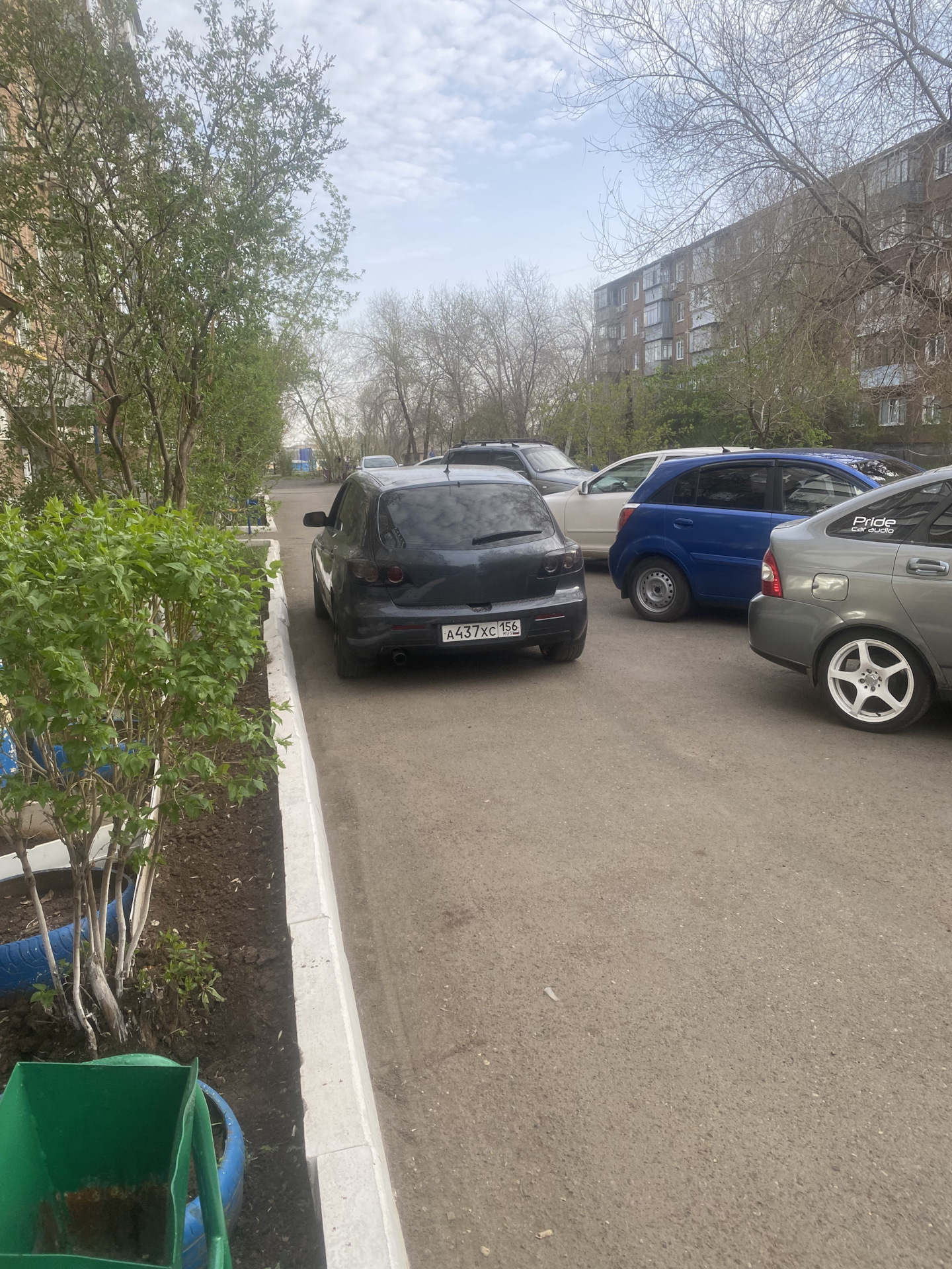 Проезд во двор дома. Дороги во дворах. сквозной проезд.
