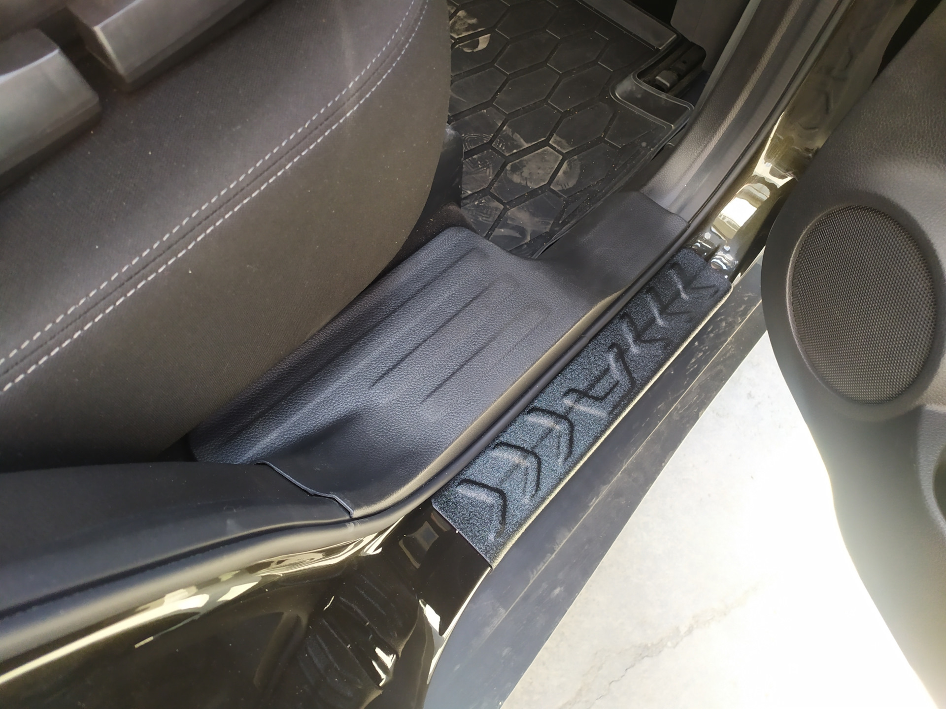 Установка защиты порогов в дверных проемах — Nissan X-Trail III (t32 ...